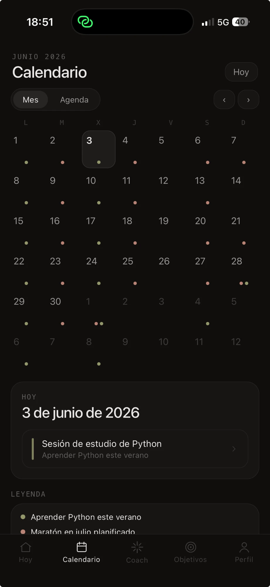 Pantalla de calendario de Peakly con la vista de mes y los días marcados por objetivo