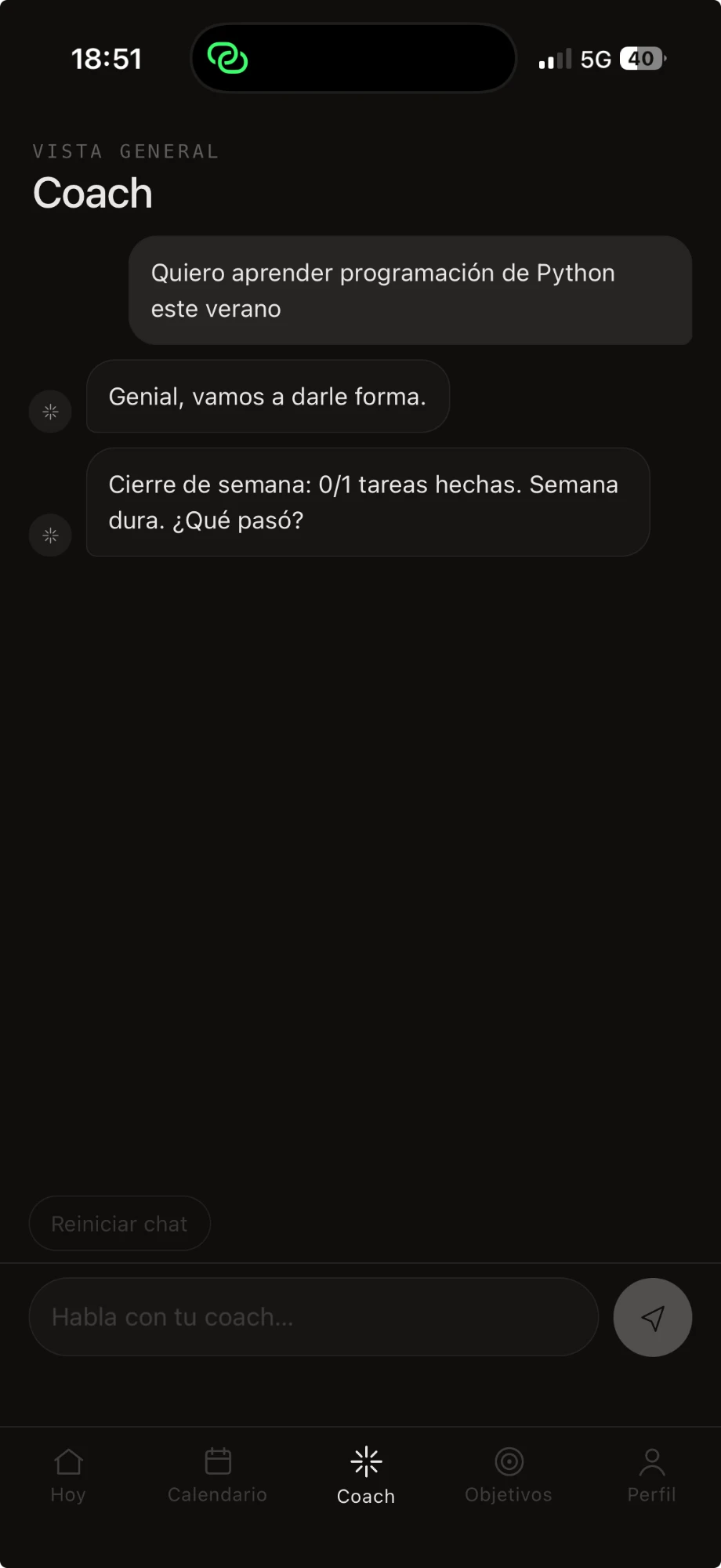 Pantalla de chat con el coach de Peakly