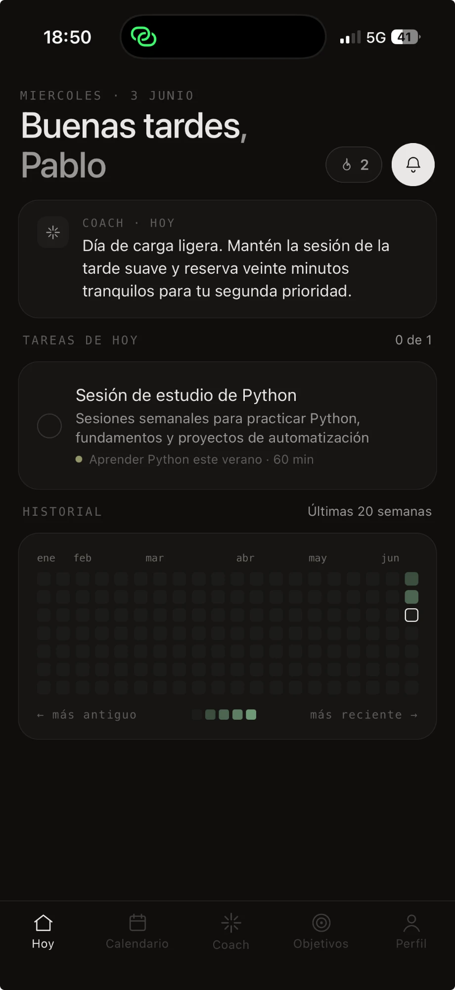 Pantalla de inicio de Peakly mostrando el saludo, la tarjeta del coach, las tareas de hoy y el historial de constancia